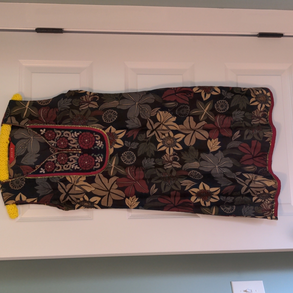 Embroidered dark floral sleeveless kurta